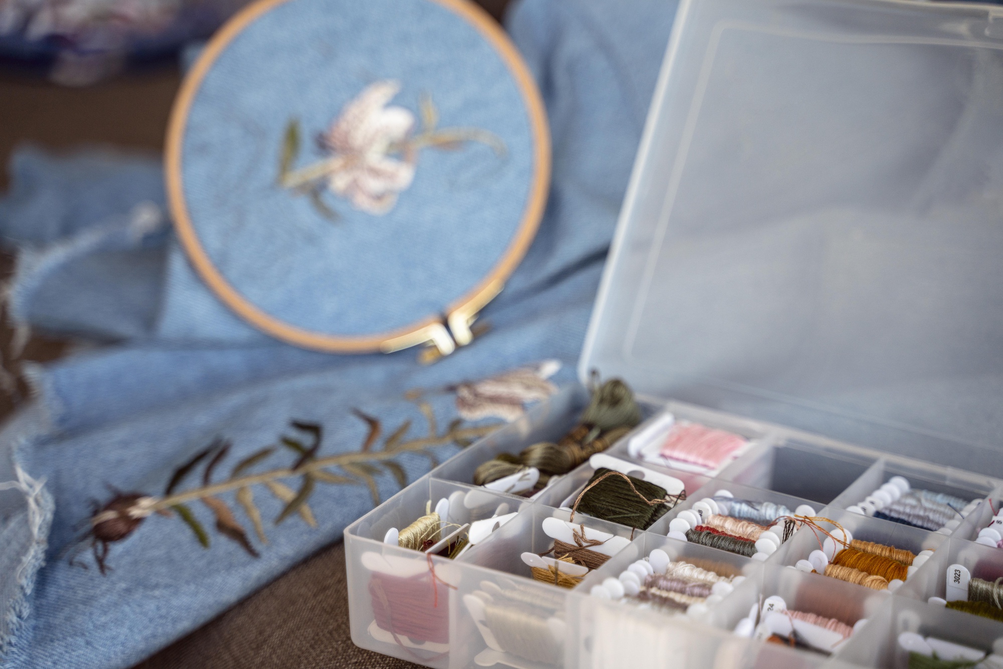 Composizione di kit per corso di ricamo